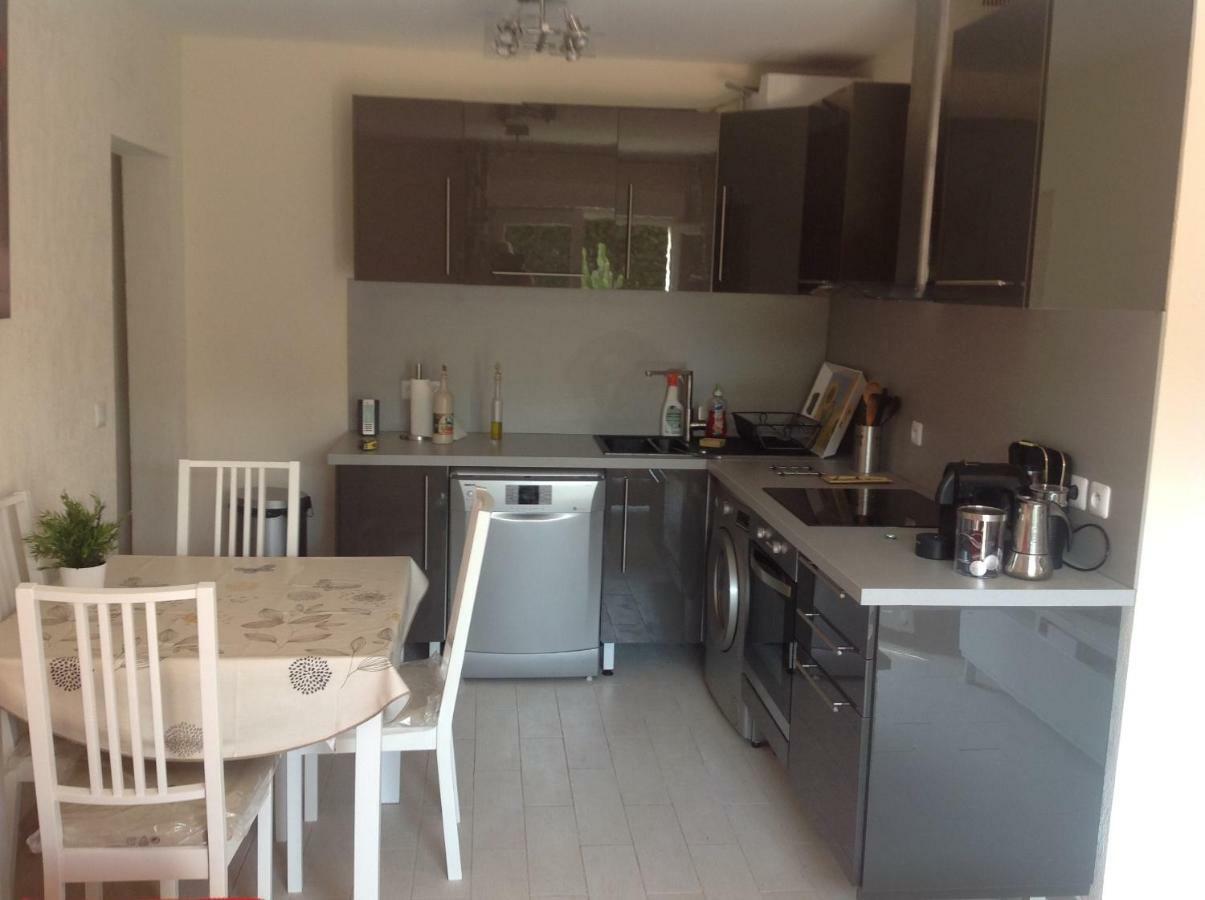 Rez De Pebrier Apartment